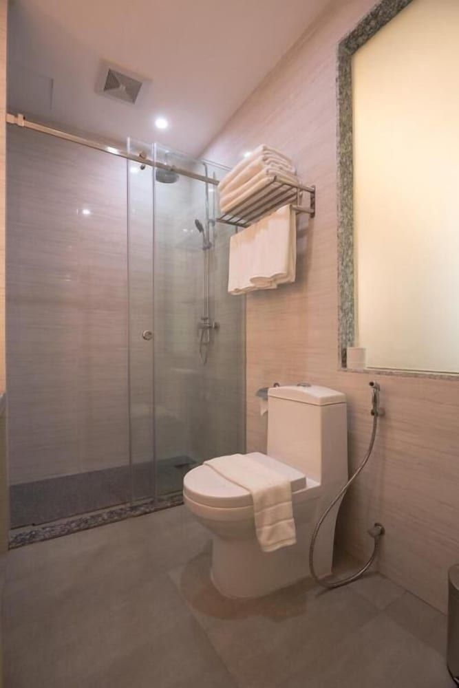 Elegant Airport Hotel Deluxe Room 4