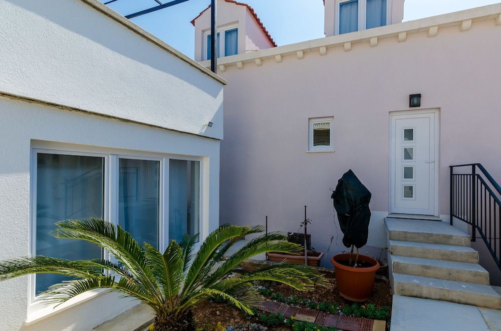 undefined Apartments Life 4