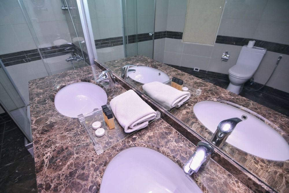 Hollywood Inn Hotel Suite, 3 Bedrooms, Jetted Tub, Sea View (Imperial ) 6