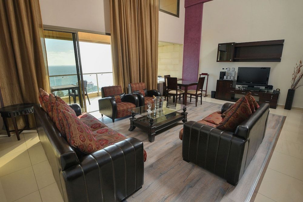 Hollywood Inn Hotel Suite, 3 Bedrooms, Jetted Tub, Sea View (Imperial ) 8