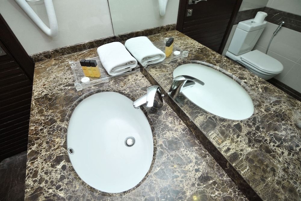 Hollywood Inn Hotel Suite, 3 Bedrooms, Jetted Tub, Sea View (Imperial ) 5