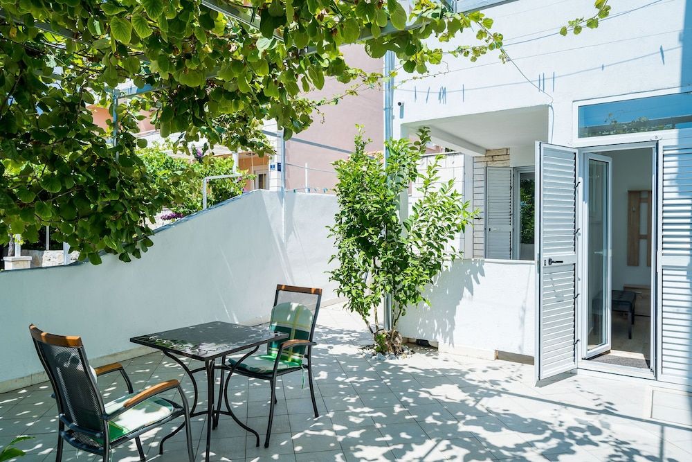 Studio (Studio Apartment with Terrace-5)