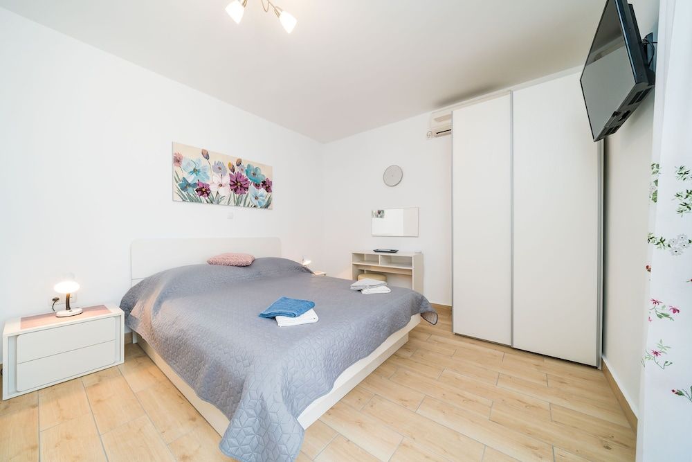 Studio (Studio Apartment with Terrace-2)