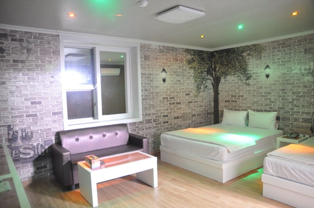 W Motel Twin Room - Extra person charge 10,000 KRW on site more than 2 people 4