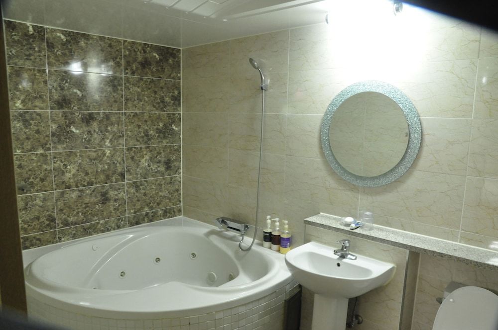 W Motel Deluxe Room - Extra person charge 10,000 KRW on site more than 2 people 2