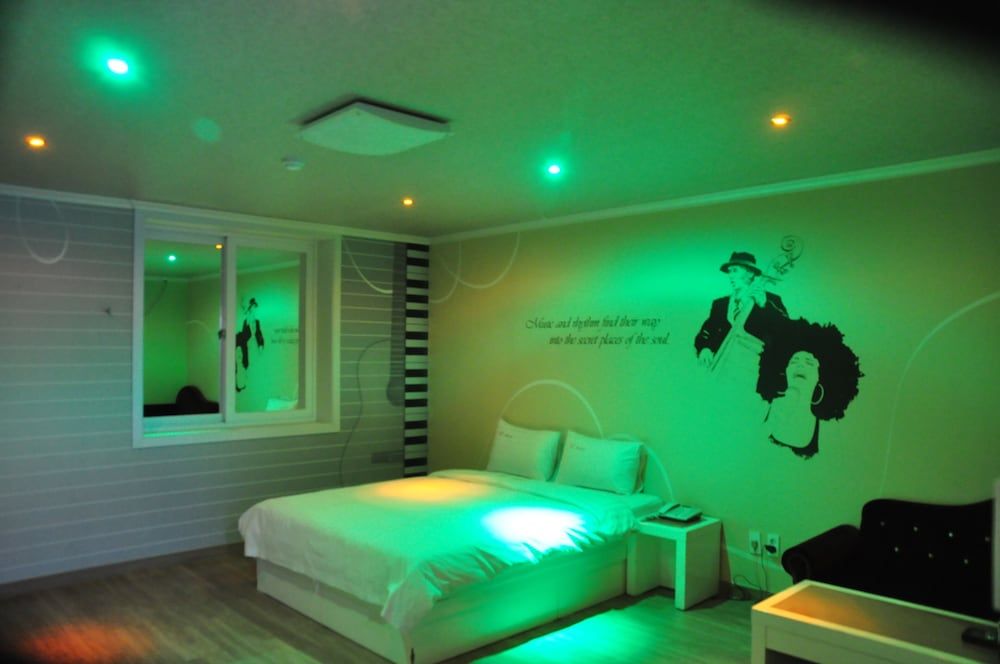 W Motel Deluxe Room - Extra person charge 10,000 KRW on site more than 2 people