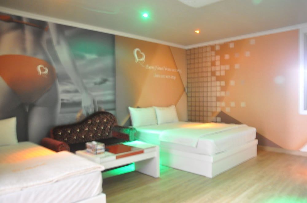 W Motel Twin Room - Extra person charge 10,000 KRW on site more than 2 people 3