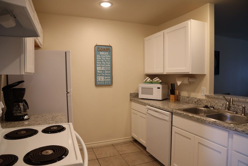 Executive Keys Condominiums on the Beach Condo, 2 Bedrooms, Non Smoking 6