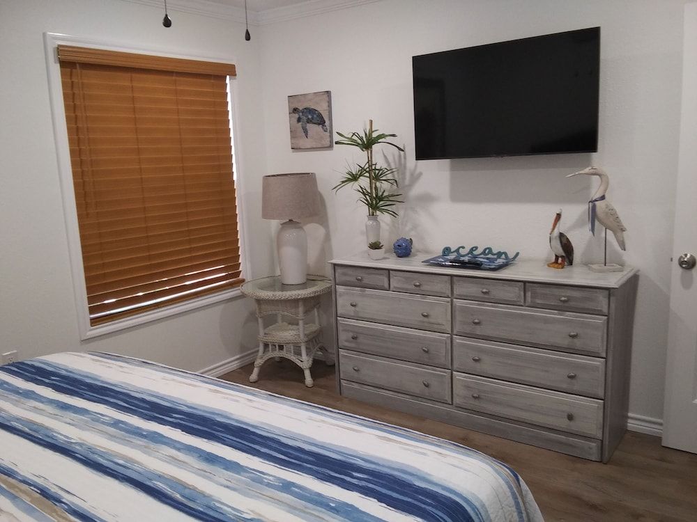 Executive Keys Condominiums on the Beach Condo, 2 Bedrooms, Non Smoking 4