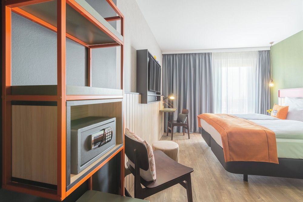 Holiday Inn - the niu, Amity Potsdam by IHG Premium Room, 1 Queen Bed 4