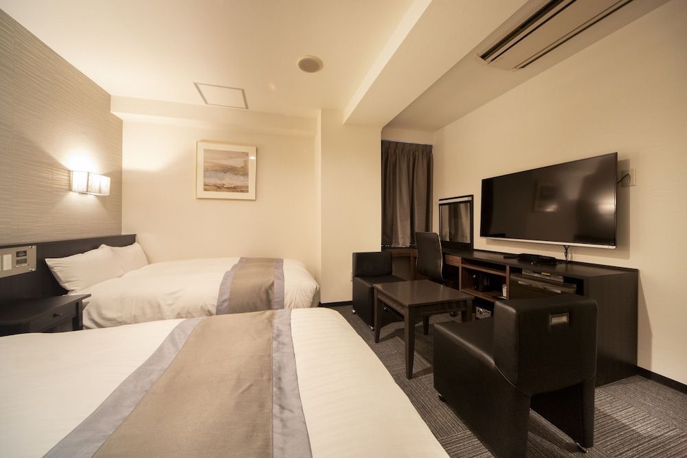 Twin Room, Smoking