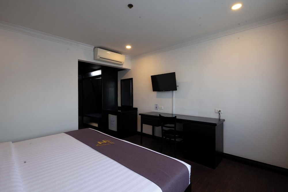 Azumaya Hotel Phnom Penh Deluxe Room 3