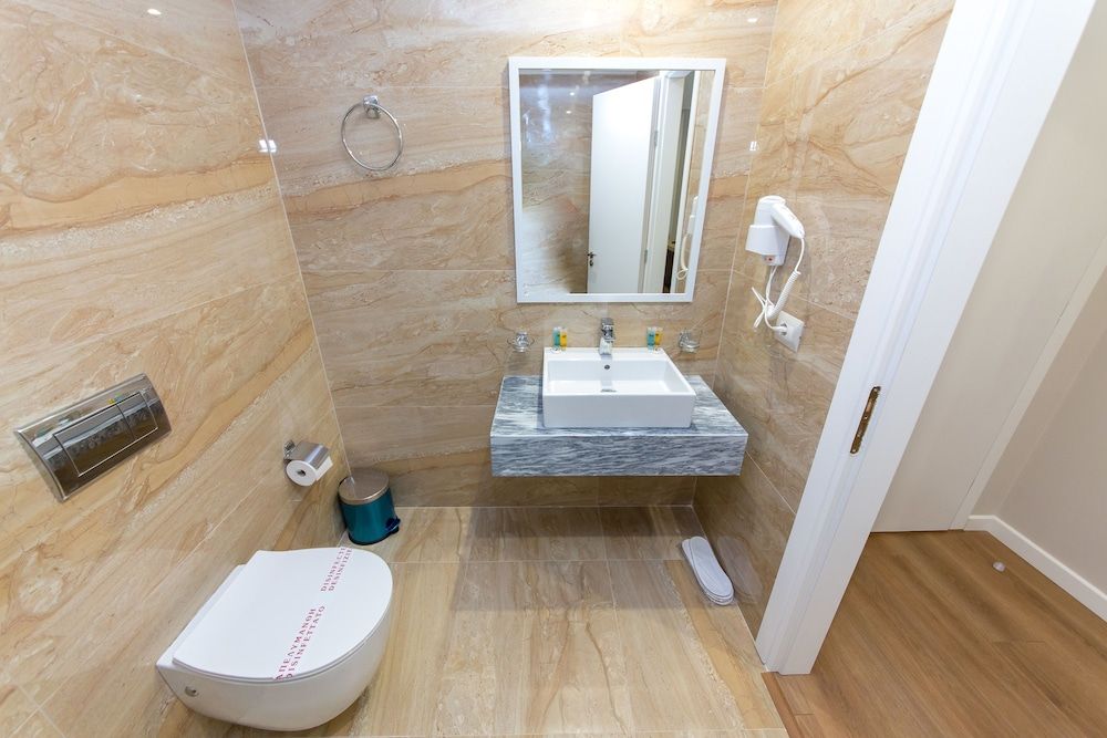 Class Hotel Family Suite, Balcony 16