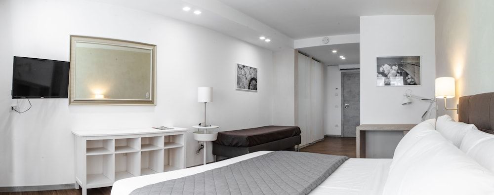 Prestige Rooms Chiaia Superior Triple Room (A) 4