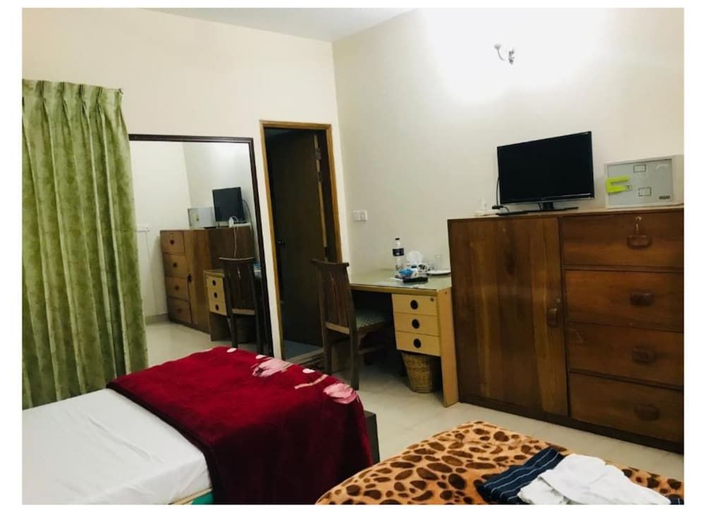 Ambrosia Guest House Deluxe Room, 2 Twin Beds, Smoking, City View 8