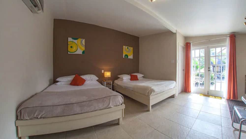 Deluxe Studio, 2 Queen Beds, Kitchen
