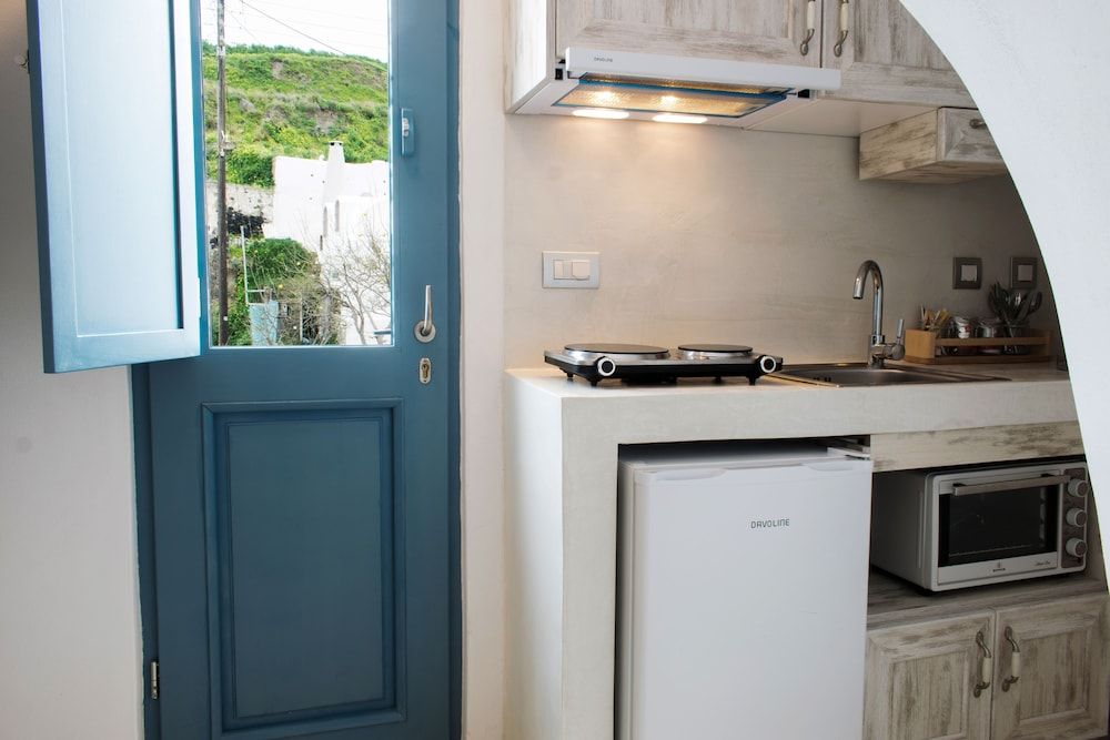 Stoa Cave Villas House, 1 Queen Bed, Jetted Tub (Black Stone) 8