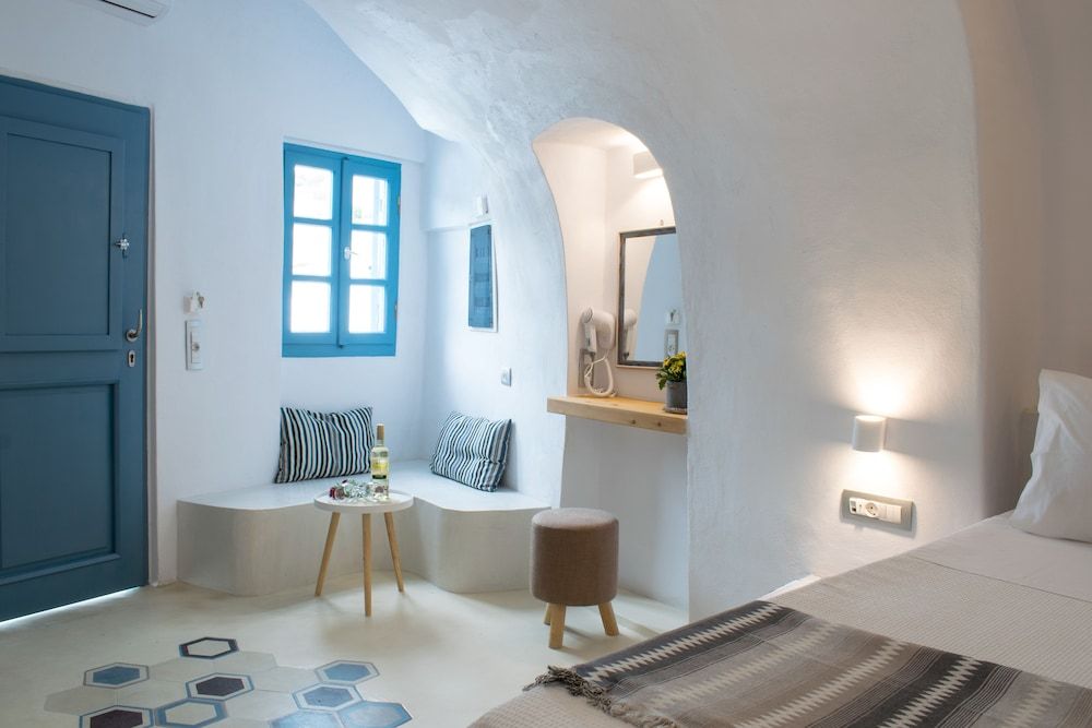 Stoa Cave Villas House, 1 Queen Bed, Jetted Tub (Black Stone) 11