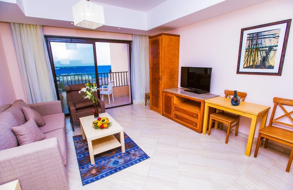 Sky View Suites Hotel Deluxe suite with Side Sea View, 1 Bedroom, kitchen, living 4