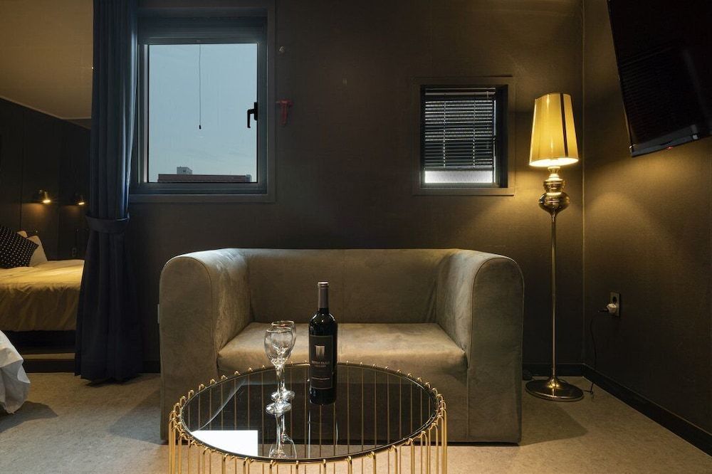 Goyo37 Hotel Osan by Aank Mirror 11