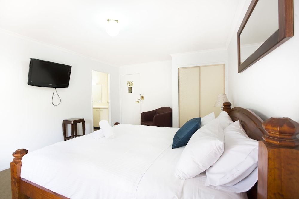 Lake Hume Resort Standard King Room 2