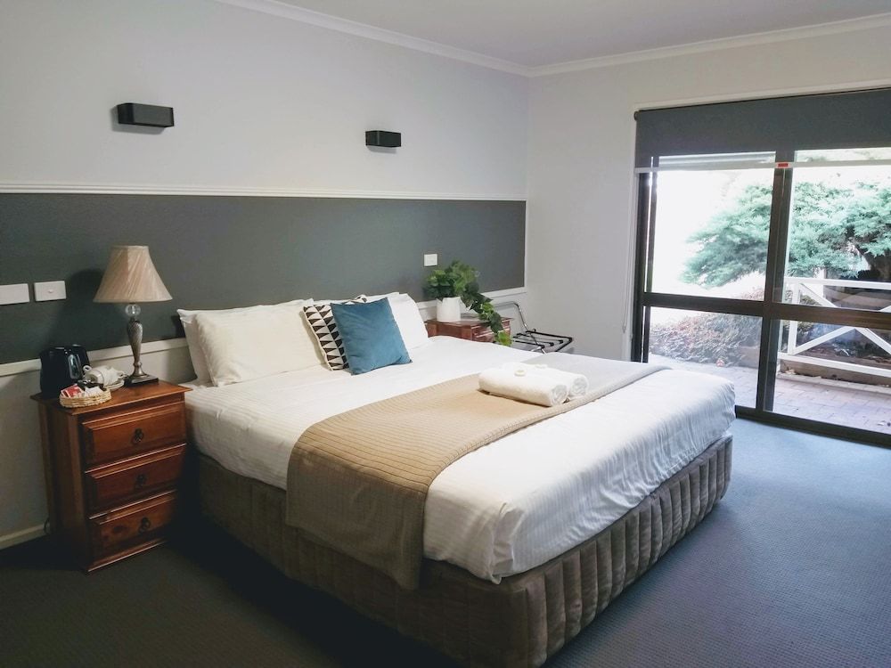 Lake Hume Resort Deluxe King Room 2