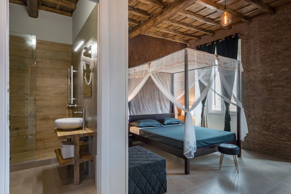 Luxury Quadruple Room (Golden)