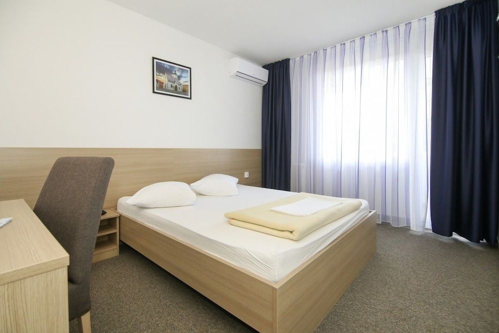 Hotel Zagreb Standard Double or Twin Room, Balcony, Sea View 2