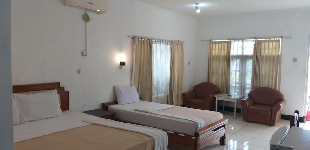 Intan Hotel Purwakarta Family Triple Room 3