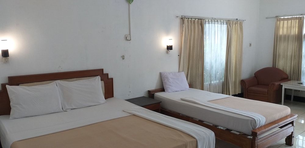 Intan Hotel Purwakarta Family Triple Room 4