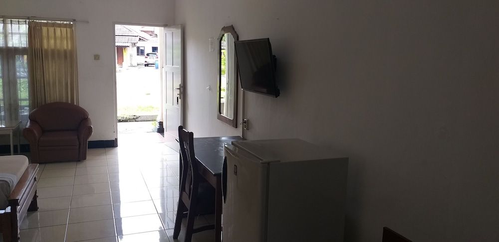 Intan Hotel Purwakarta Family Triple Room 7