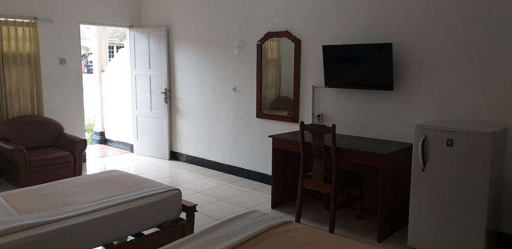 Intan Hotel Purwakarta Family Triple Room 11