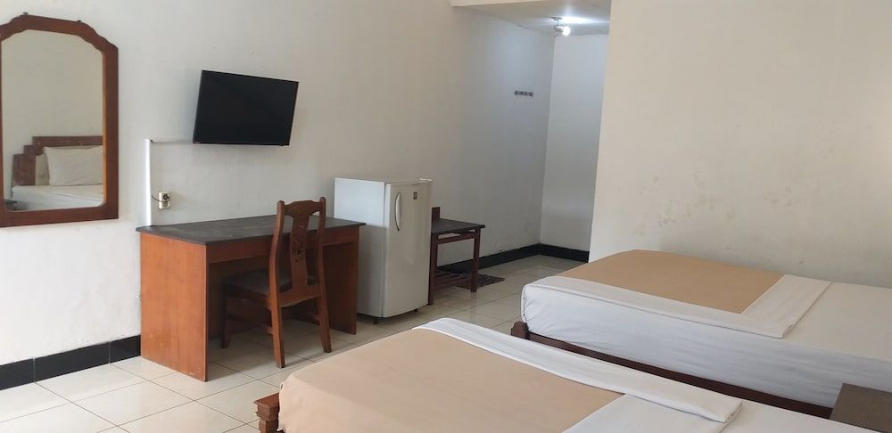 Intan Hotel Purwakarta Family Triple Room 10