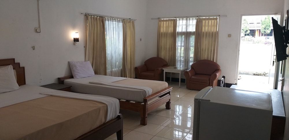 Intan Hotel Purwakarta Family Triple Room 5