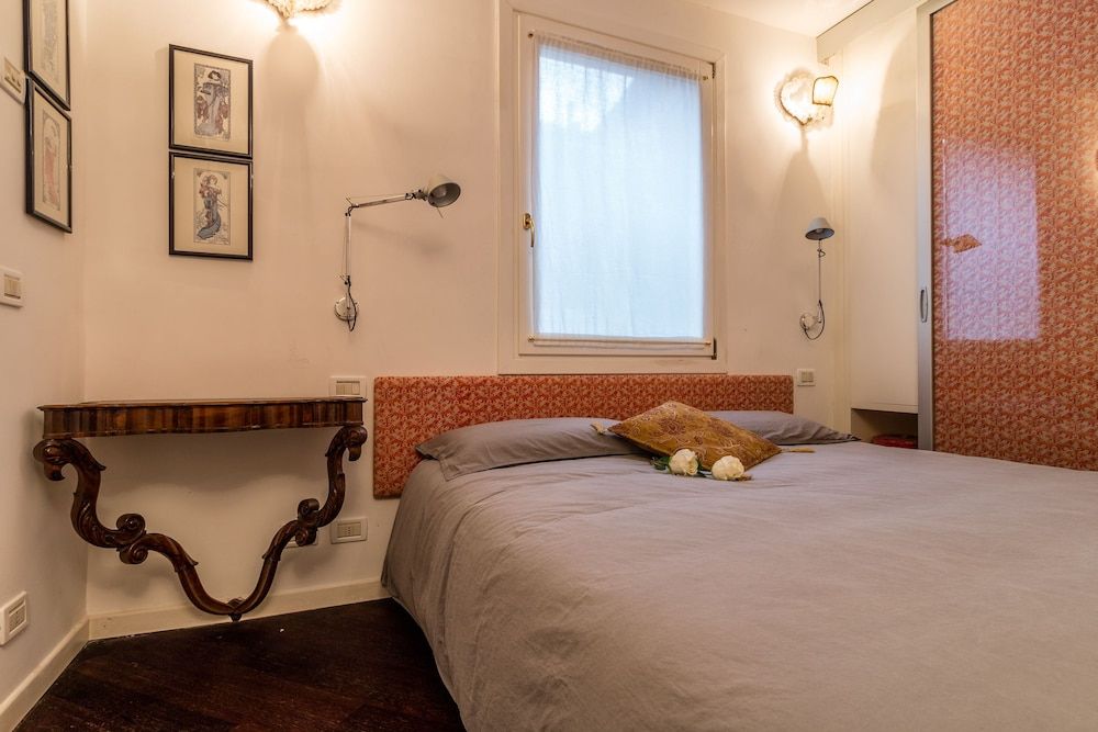 undefined Gold And Red - The Venetian Style 8