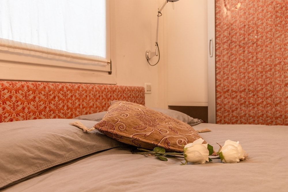 undefined Gold And Red - The Venetian Style 10