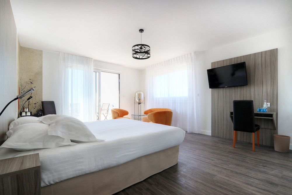 Deluxe Room, 1 Queen Bed, Non Smoking, Balcony