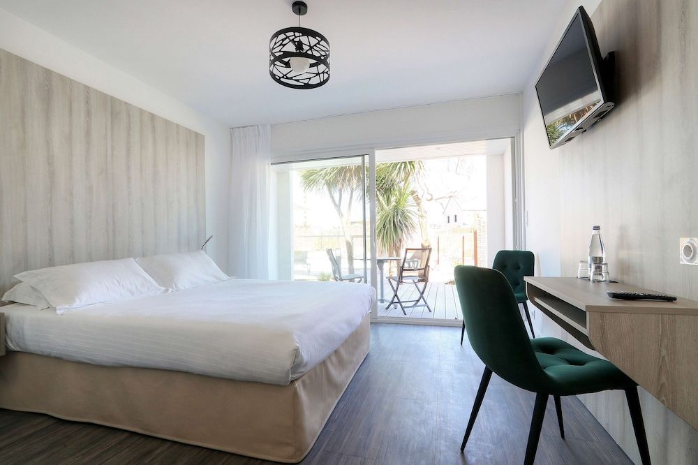 Superior Room, 1 Queen Bed, Terrace, Poolside