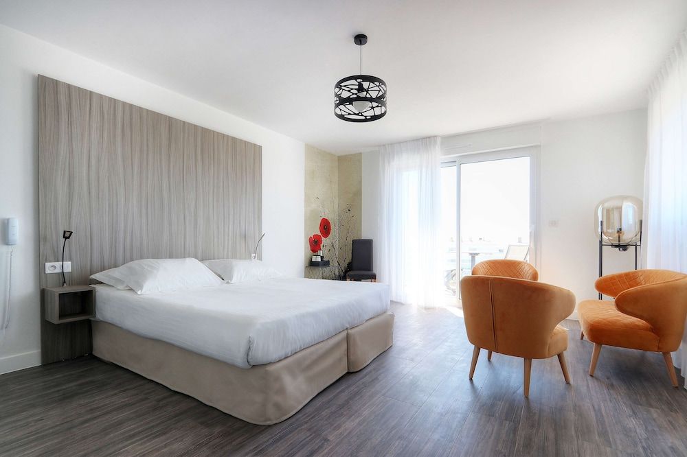 Deluxe Room, 1 Queen Bed, Non Smoking, Balcony