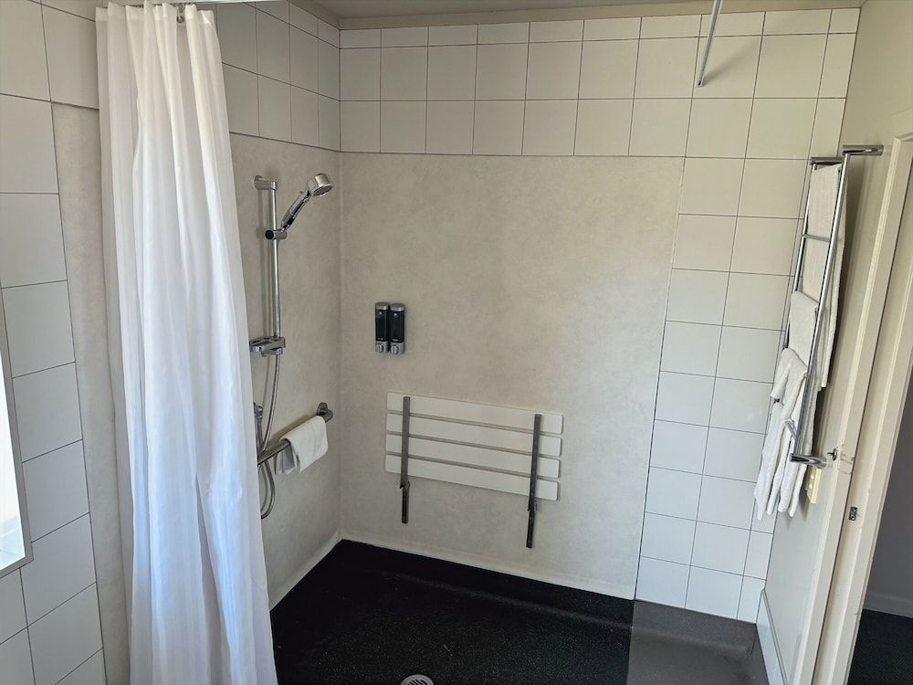Arena Lodge 1 Bedroom Apartment with Kitchenette (Accessible Facility) 3