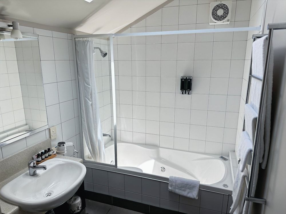 Arena Lodge 1 Bedroom Luxury Apartment with Spa Bath and Kitchenette 2