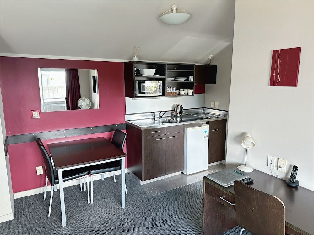 Arena Lodge 1 Bedroom Luxury Apartment with Spa Bath and Kitchenette 3