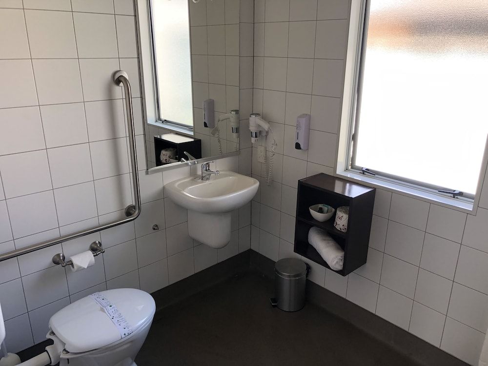 Arena Lodge 1 Bedroom Apartment with Kitchenette (Accessible Facility) 2