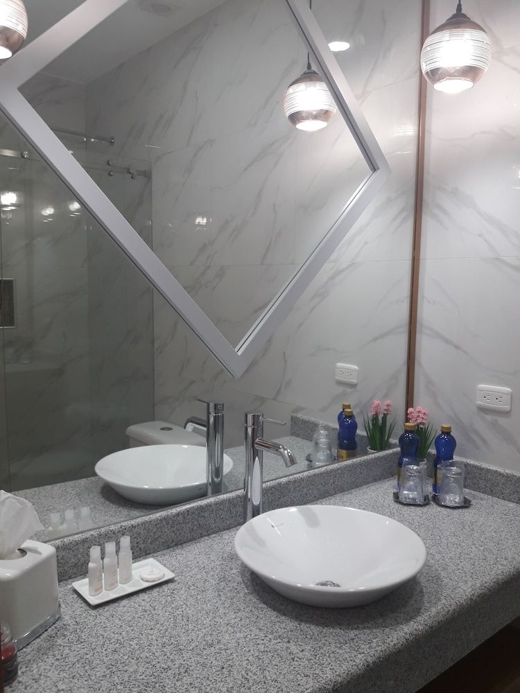 Adamas House Hotel Deluxe Twin Room, Courtyard View 7