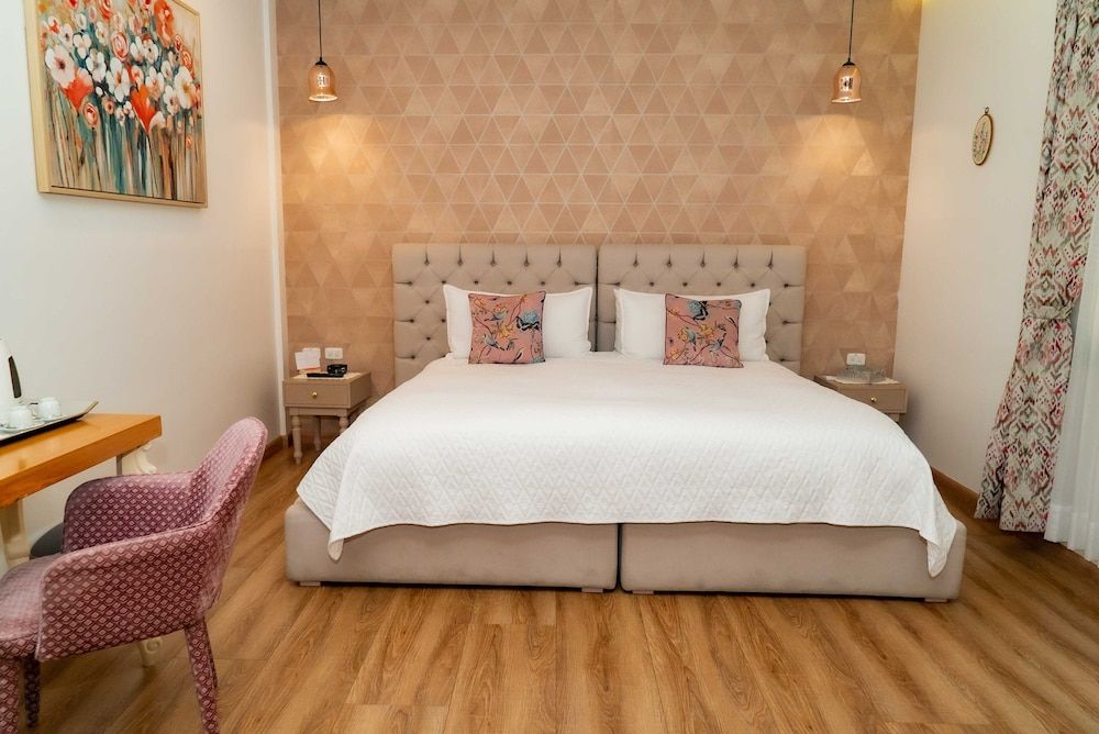 Adamas House Hotel Deluxe Twin Room, Courtyard View 5