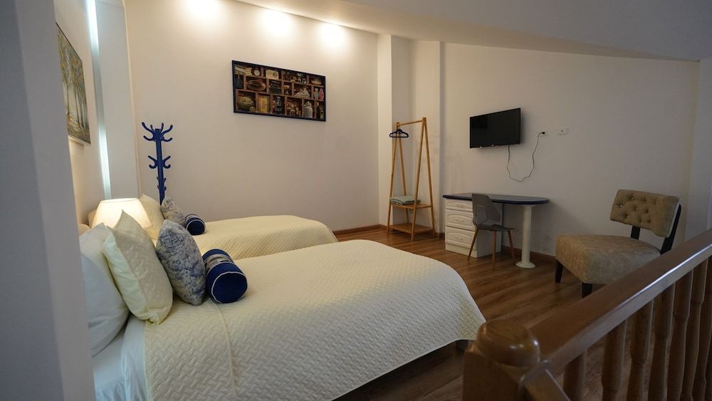 Adamas House Hotel Deluxe Twin Room, Courtyard View 4