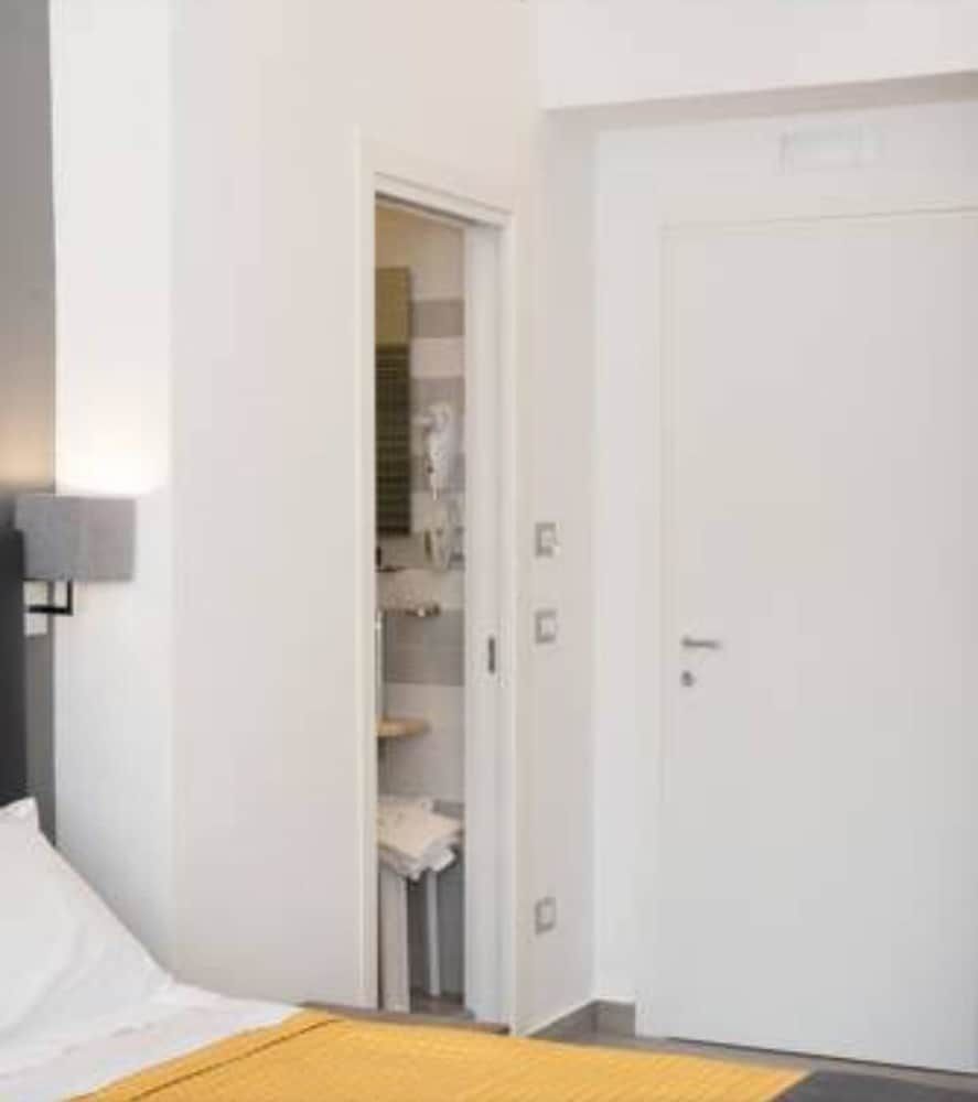 Toledo one Double or Twin Room, City View 6