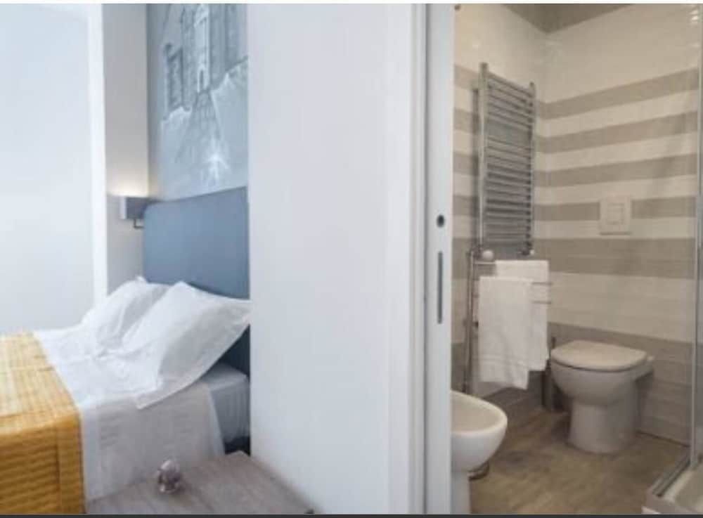 Toledo one Double or Twin Room, City View 5