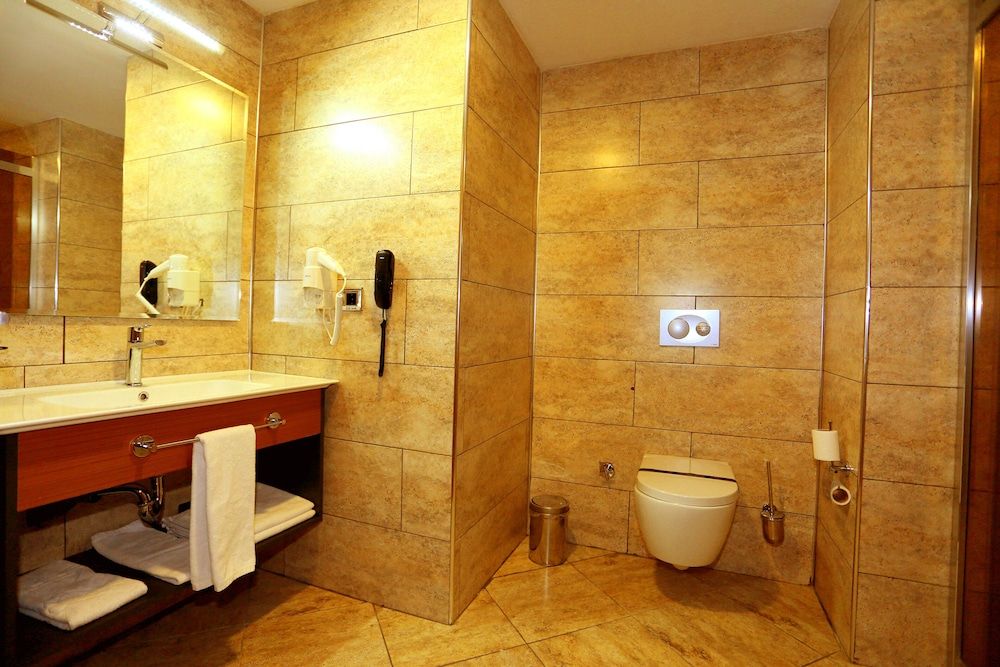 New Garden Hotel Deluxe Suite, City View 3