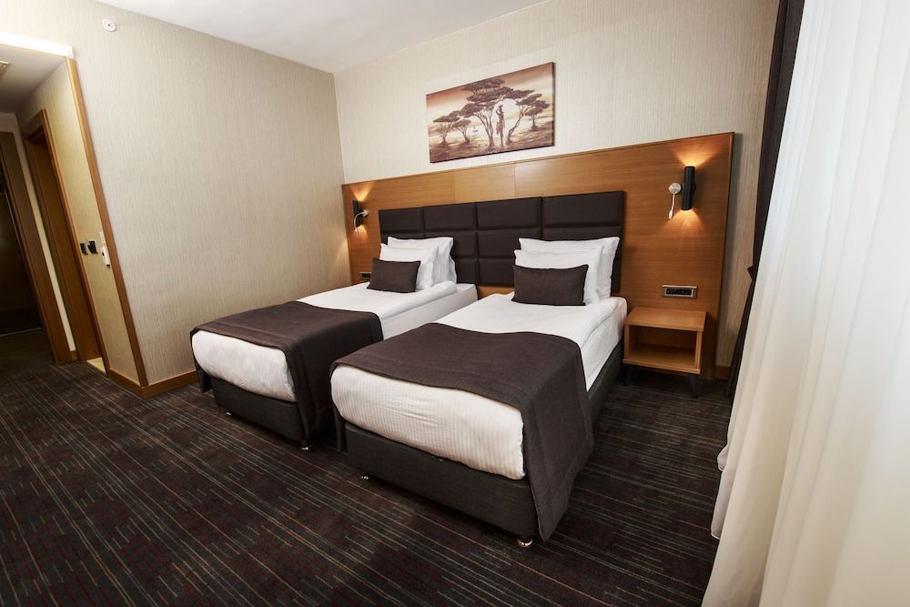 New Garden Hotel Standard Double or Twin Room, 1 Bedroom, City View 7